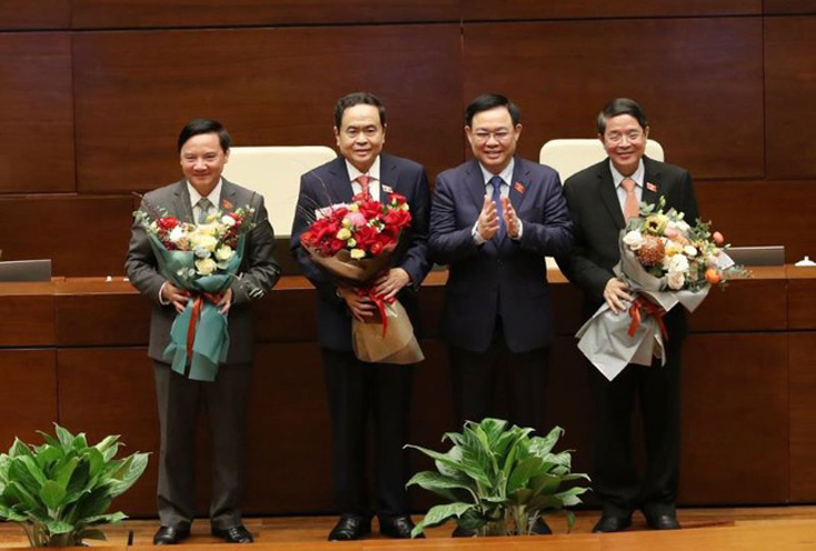 Chủ tịch Quốc hội Vương Đình Huệ tặng hoa chúc mừng các Phó Chủ tịch Trần Thanh Mẫn, Nguyễn Khắc Định và Nguyễn Đức Hải. Ảnh: Doãn Tấn/TTXVN