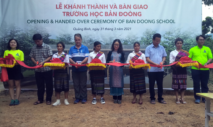 Đại diện lãnh đạo huyện Bố Trạch và công ty Oxalis cùng các nhà tài trợ tham gia cắt băng khánh thành.