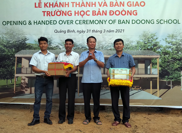  Và trao sách vở, đồ dùng học tập cho thầy và trò điểm trường bản Đoòng