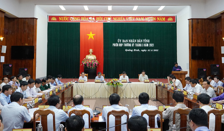 Toàn cảnh phiên họp thường kỳ tháng 3-2021 của UBND tỉnh.