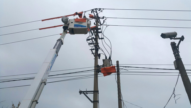 CBCNV Điện lực Bố Trạch sửa chữa lưới điện 22kV không cắt điện bằng phương pháp Hotline.