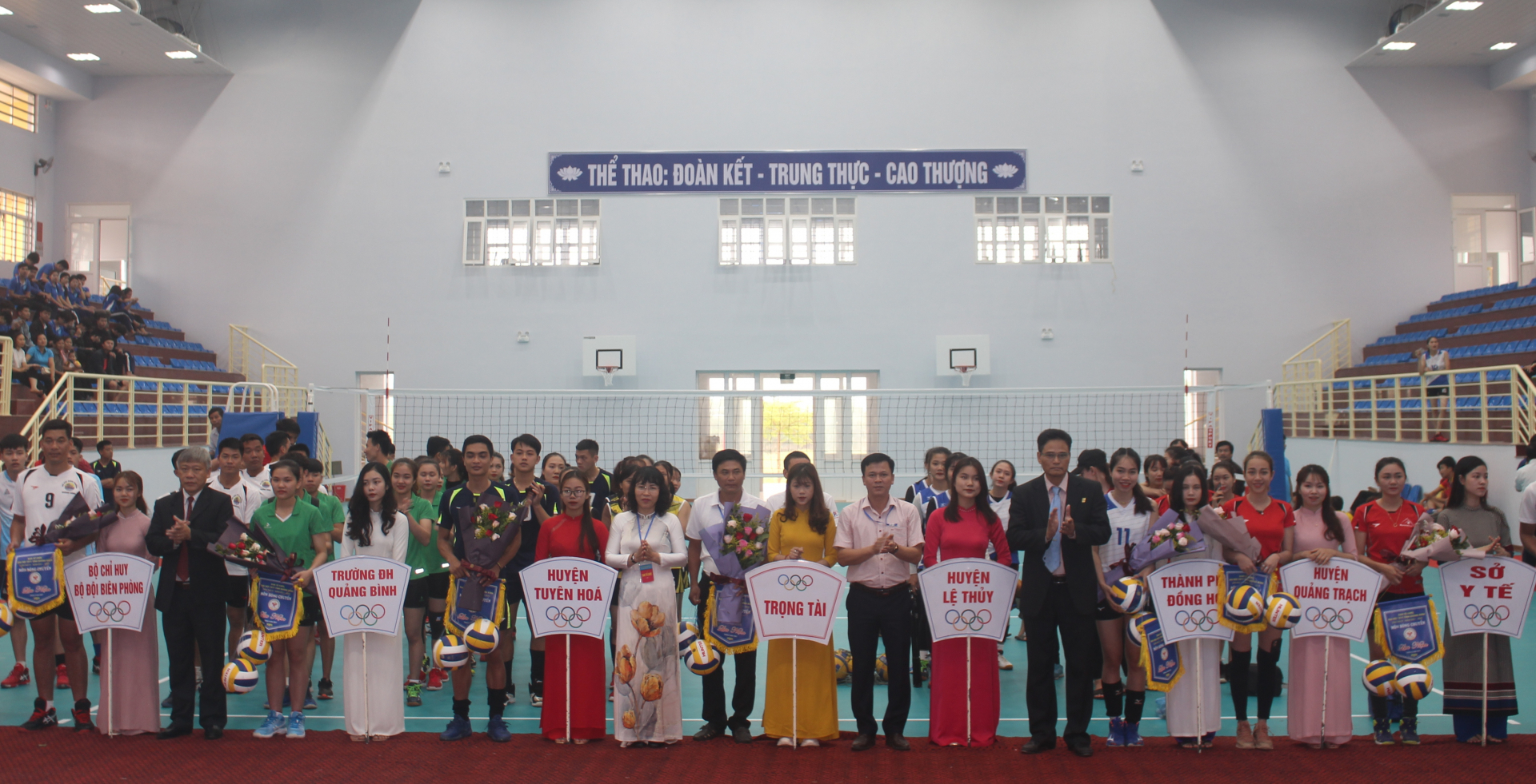 Ban tổ chức tặng hoa, cờ lưu niệm cho các đội tham gia giải.