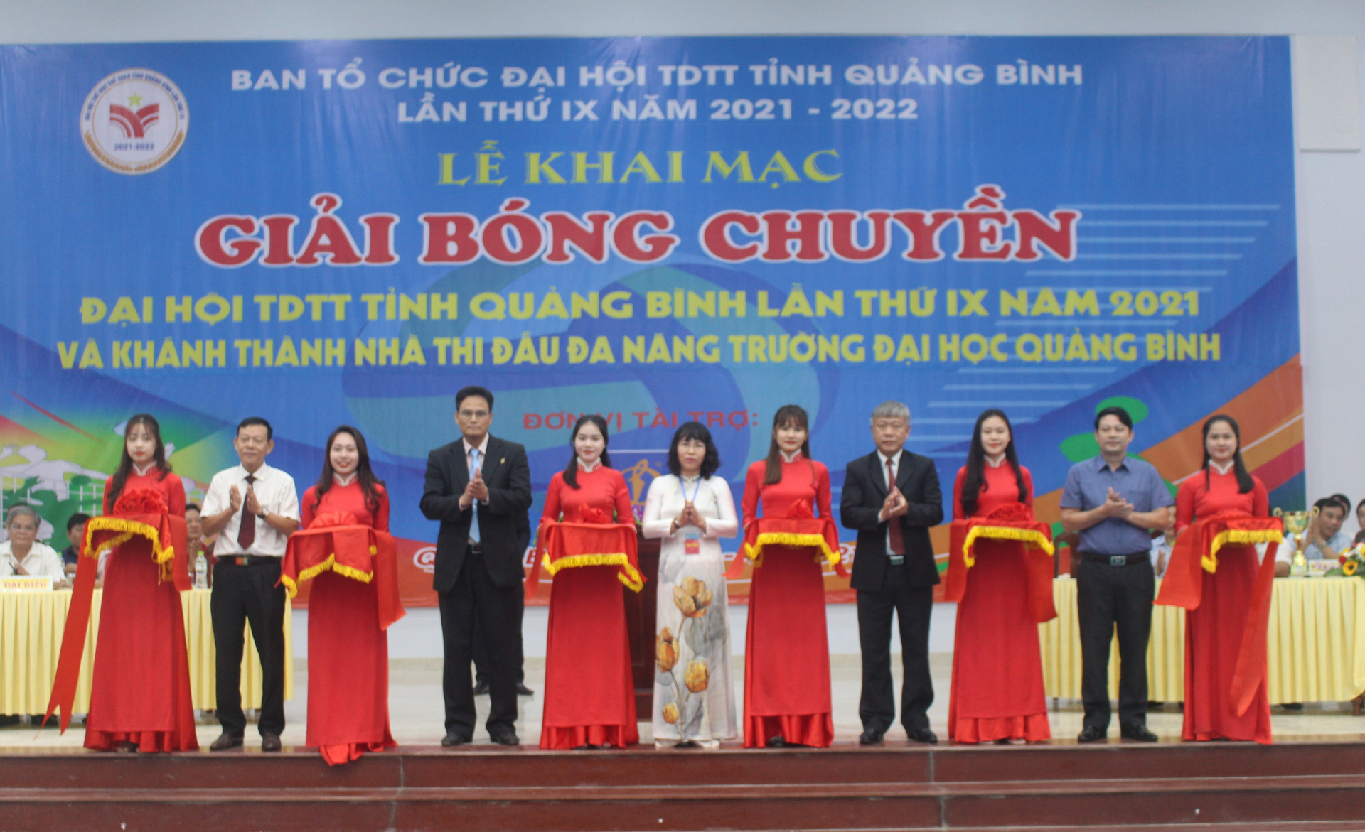 Cắt băng khánh thành Nhà thi đấu đa năng Trường Đại học Quảng Bình.