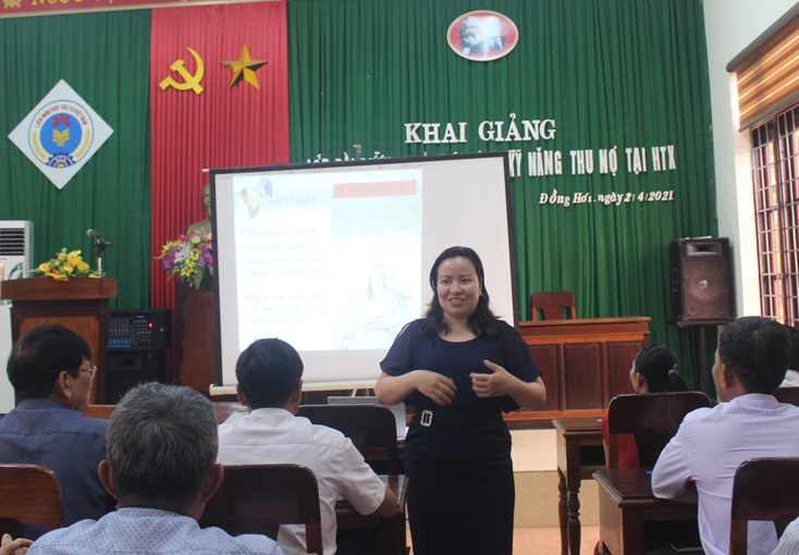 Giảng viên đang trao đổi với học viên trong quá trình tập huấn