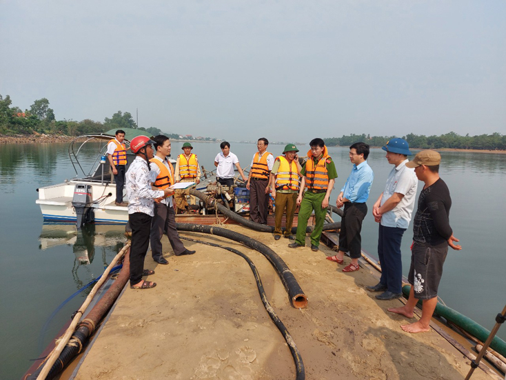 Đoàn kiểm tra liên ngành TX. Ba Đồn kiểm tra tàu khai thác cát trái phép của đối tượng Hoàng Thành.