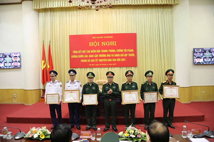 Thượng tướng Nguyễn Tân Cương trao Bằng khen của Thủ tướng Chính phủ cho các tập thể và cá nhân.