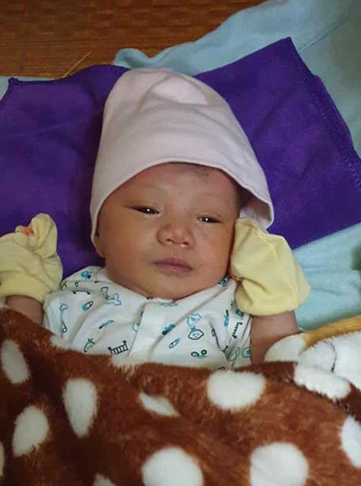 Cháu bé khoảng 5 ngày tuổi.