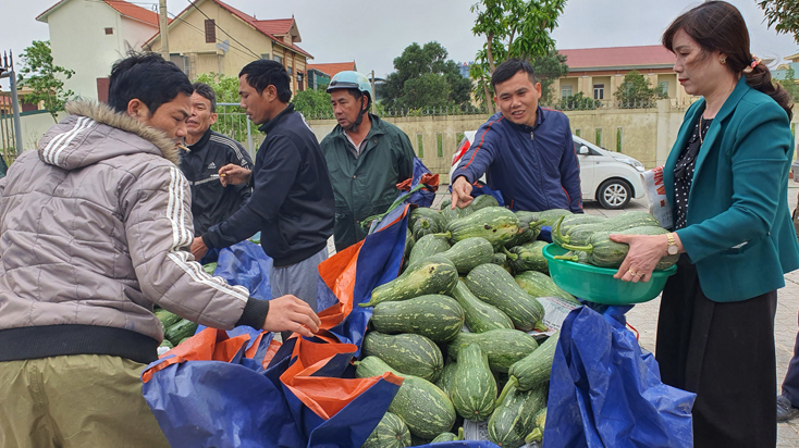 Cán bộ Trung tâm Khuyến nông-khuyến ngư tỉnh nỗ lực kêu gọi các công đoàn trong ngành và một số nhà hàng, đơn vị trên địa bàn tiêu thụ sản phẩm sạch từ bí ngô.
