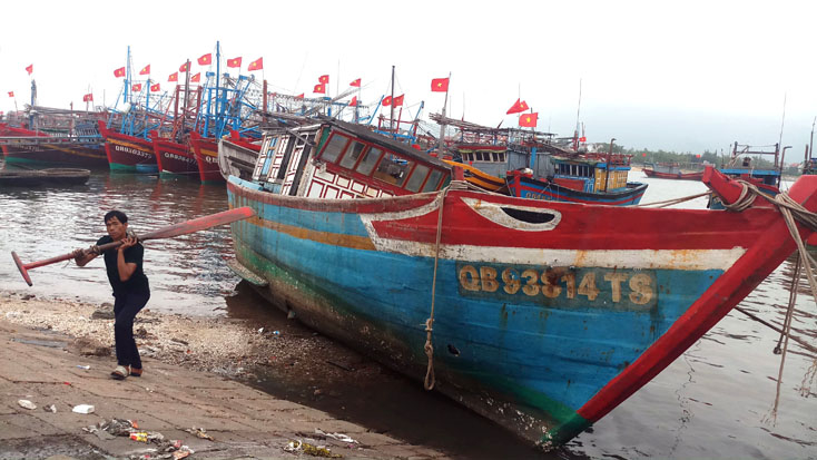 Không ít tàu phơi nắng, phơi sương và hư hỏng do không thể vươn khơi.
