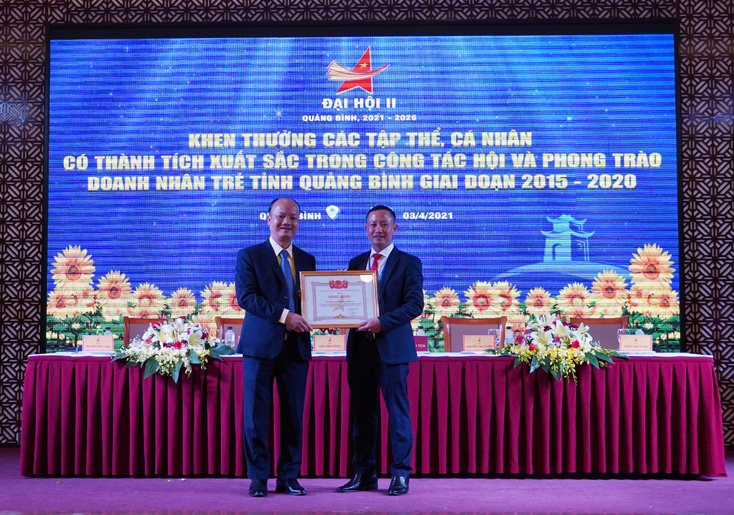 Đồng chí Nguyễn Hồng Phong, Phó Chủ tịch Trung ương Hội Doanh nhân trẻ Việt Nam tặng băng khen của Trung ương Hội Doanh nhân trẻ Việt Nam cho 