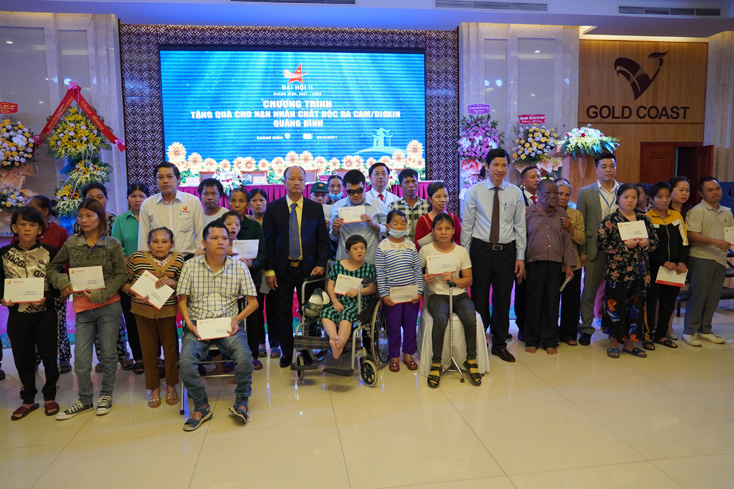 Đồng chí Nguyễn Hồng Phong, Phó Chủ tịch Trung ương Hội Doanh nhân trẻ Việt Nam và đồng chí Hồ An Phong, Tỉnh ủy viên, Phó Chủ tịch UBND tỉnh trao quà cho các nạn nhân chất độc da cam.