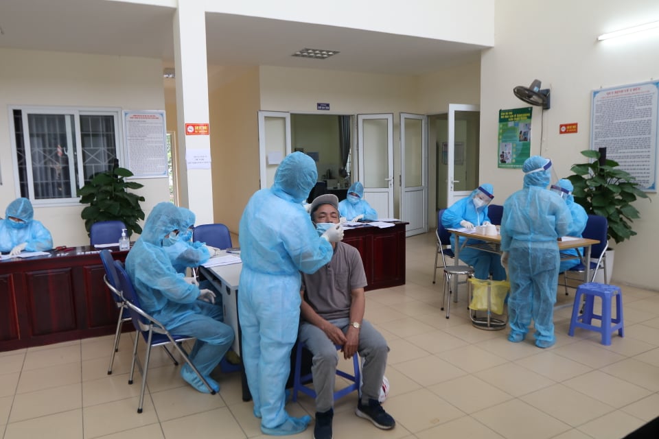  Lấy mẫu xét nghiệm sàng lọc người mắc COVID-19. Ảnh: Lê Phú