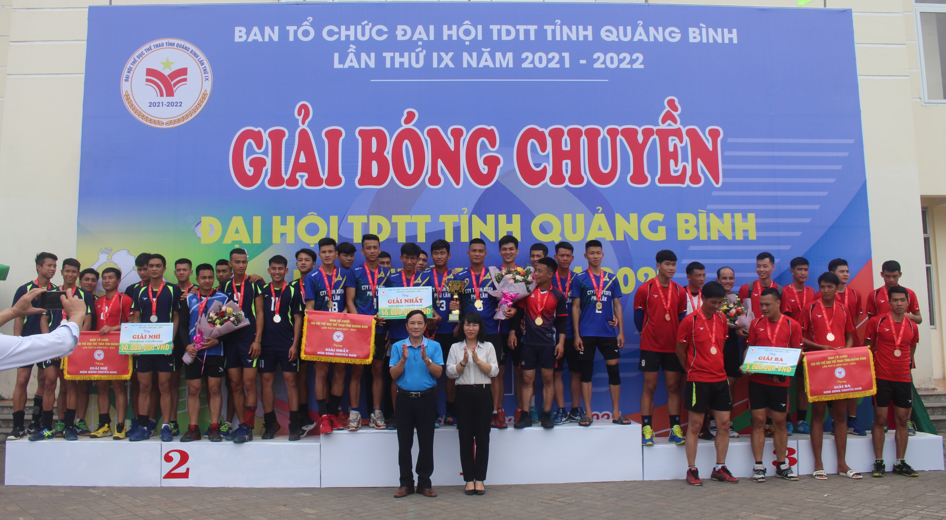 Ban tổ chức trao giải nhất, nhì, ba ở nội dung bóng chuyền nam.