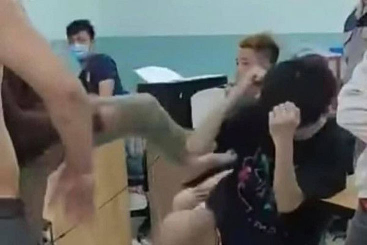 Hình ảnh thiếu niên bị dân phòng đạp thẳng chân vào người (ảnh cắt từ clip).