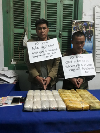 Đối tượng tội phạm và tang vật, trong các chuyên án ma túy, thượng úy Vinh tham gia đấu tranh.
