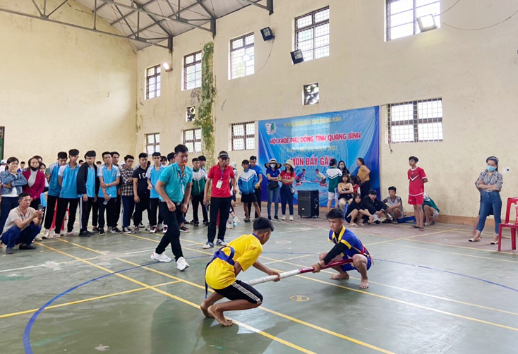 Các VĐV thi đấu môn đẩy gậy.