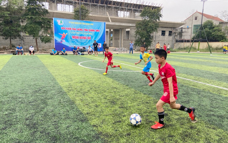 Các VĐV thi đấu môn bóng đá.