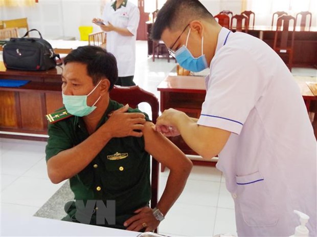 Tiêm chủng vaccine ngừa bệnh viêm đường hô hấp cấp COVID-19. (Ảnh: TTXVN phát)