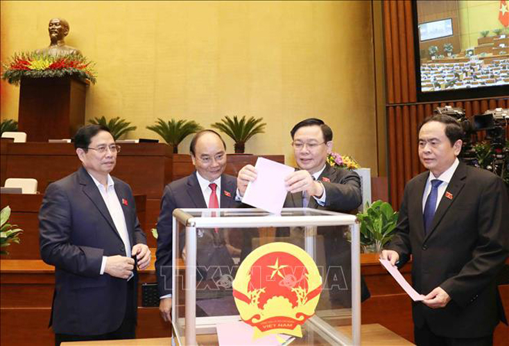 Chủ tịch Quốc hội Vương Đình Huệ và các đồng chí lãnh đạo Đảng, Nhà nước bỏ phiếu miễn nhiệm Phó Chủ tịch nước, một số ủy viên Ủy ban Thường vụ Quốc hội, Chủ nhiệm một số Ủy ban của Quốc hội, Tổng Thư ký Quốc hội, Tổng Kiểm toán nhà nước. 