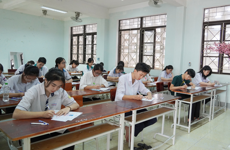 Các thí sinh điền thông tin vào giấy thi
