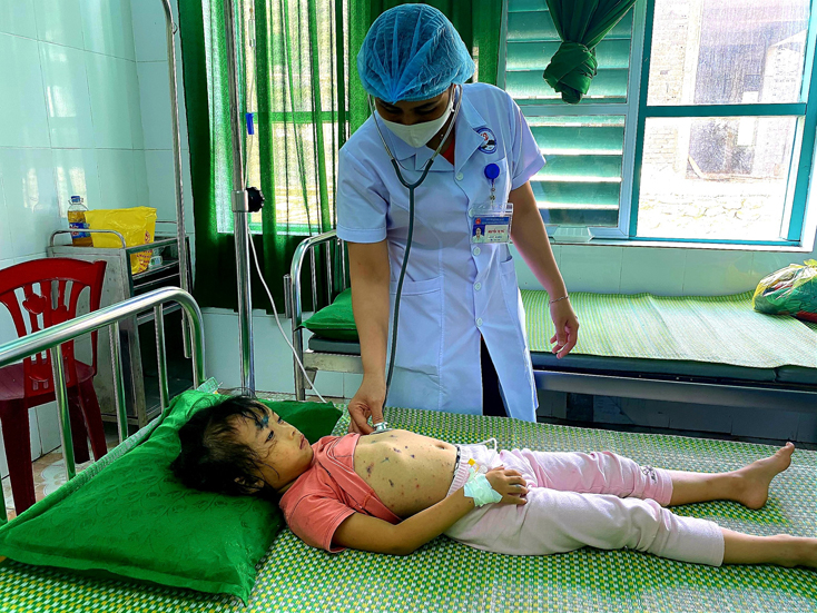 Bệnh viện đa khoa huyện Tuyên Hóa đang điều trị cho bệnh nhân bị bệnh thủy đậu.