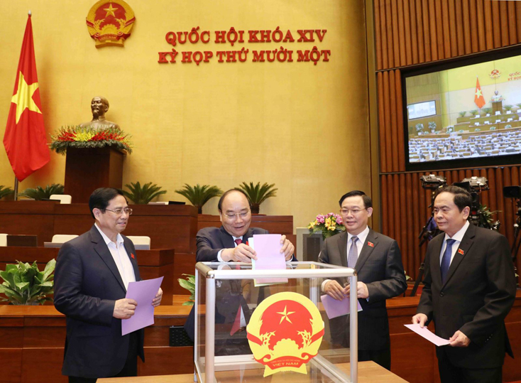 Sáng 6-4, Chủ tịch nước Nguyễn Xuân Phúc và các đồng chí lãnh đạo Đảng, Nhà nước bỏ phiếu miễn nhiệm Phó Chủ tịch nước, một số ủy viên Ủy ban Thường vụ Quốc hội, Chủ nhiệm một số Ủy ban của Quốc hội, Tổng Thư ký Quốc hội, Tổng Kiểm toán Nhà nước. Ảnh: Phương Hoa/TTXVN.