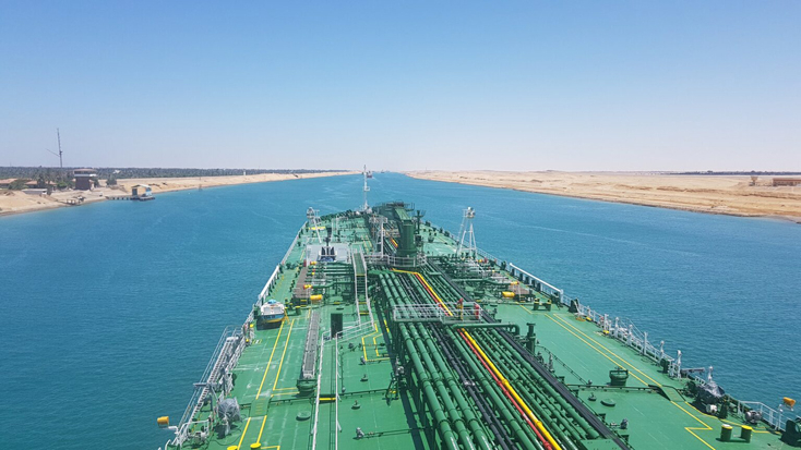 Một tàu chở dầu di chuyển qua kênh đào Suez. Ảnh: Reuters
