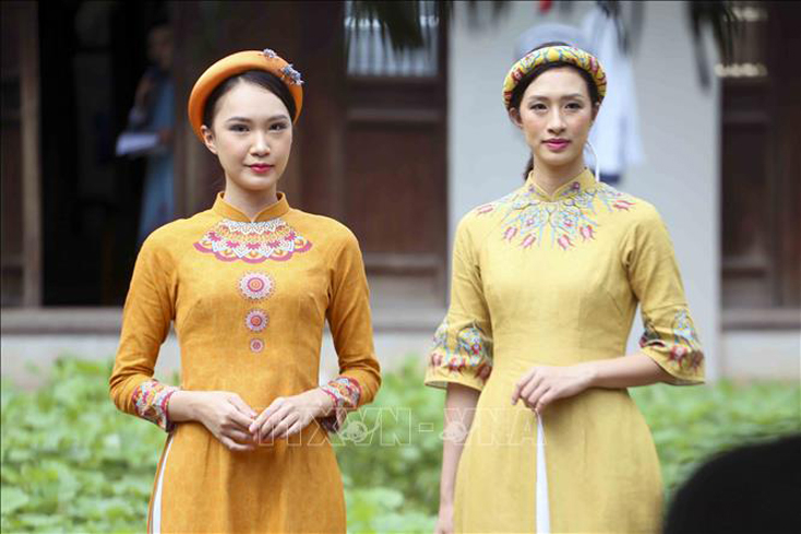 Các mẫu áo dài tại buổi họp báo. Ảnh: Tuấn Đức/TTXVN