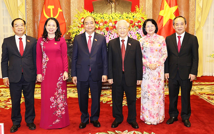 Chiều 6-4, lễ bàn giao công tác giữa Tổng Bí thư Nguyễn Phú Trọng, nguyên Chủ tịch nước và đồng chí Nguyễn Xuân Phúc, Ủy viên Bộ Chính trị, Chủ tịch nước, được tổ chức trọng thể tại Phủ Chủ tịch.
