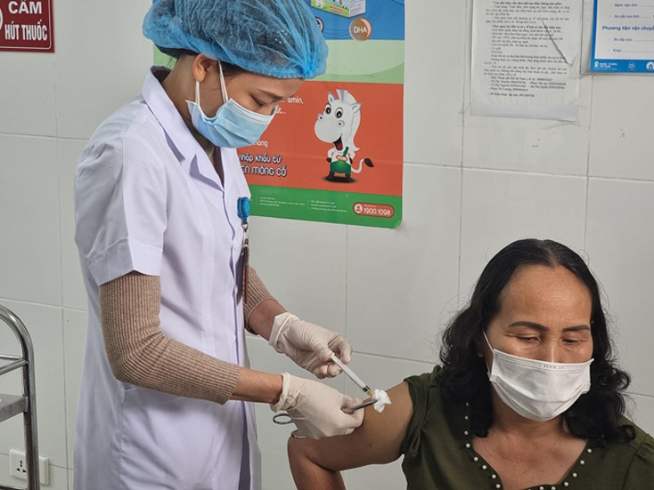 Tiêm vắc xin cho người dân tham gia tổ phòng chống COVID-19 cộng đồng. (Ảnh: TL)