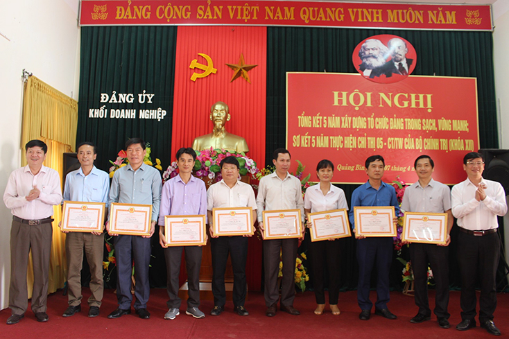  Lãnh đạo Ban Thường vụ Đảng ủy Khối Doanh nghiệp tỉnh tặng giấy khen cho các cá nhân đạt tiêu chuẩn TSVM tiêu biểu, hoàn thành xuất sắc nhiệm vụ 5 năm liền giai đoạn 2016-2020.