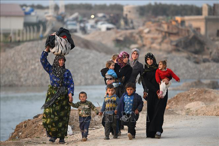Phụ nữ và trẻ em Syria sơ tán khỏi khu vực chiến sự ở tỉnh Idlib, tới một trại tị nạn ở thị trấn Afrin, giáp giới Thổ Nhĩ Kỳ ngày 19/2/2020. Ảnh: AFP/TTXVN