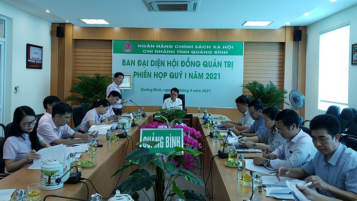 Lãnh đạo Ngân hàng CSXH tỉnh báo cáo kết quả hoạt động ủy thác vốn vay quý I-2021.