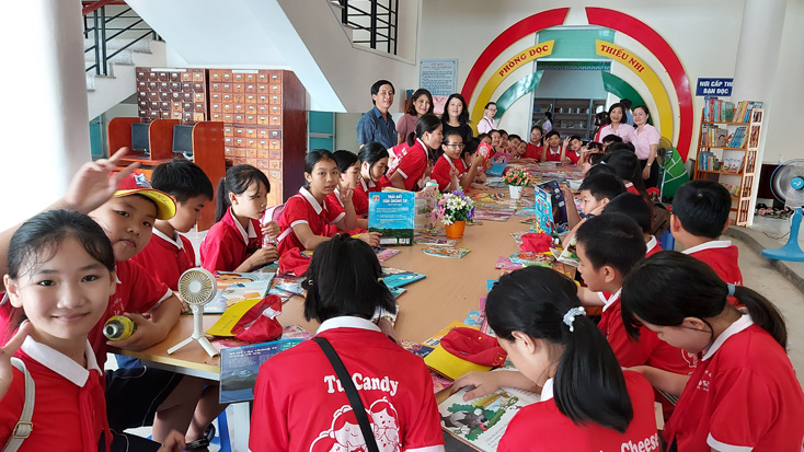 Học sinh cùng nhau đọc sách và chia sẻ thông tin.