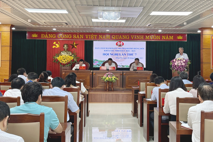 Các đồng chí Thường trực Thành ủy Đồng Hới  chủ trì hội nghị.