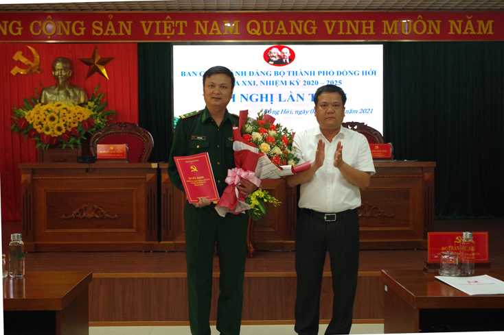 Đồng chí Bí thư Thành ủy Đồng Hới trao Quyết định cho đồng chí Trung tá Hồ Đức Minh, Đồn trưởng Đồn Biên phòng Nhật Lệ, giữ chức vụ Ủy viên BCH Đảng bộ TP. Đồng Hới nhiệm kỳ 2020-2025.