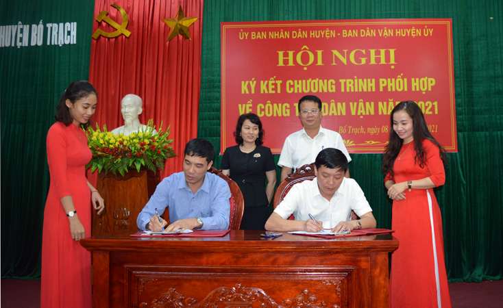 Lãnh đạo UBND huyện và Ban Dân vận Huyện ủy Bố Trạch ký kết thực hiện chương trình phối hợp năm 2021.
