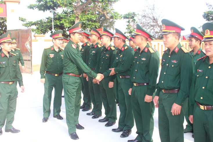 Cán bộ, chiến sĩ đảo La đón đoàn công tác.