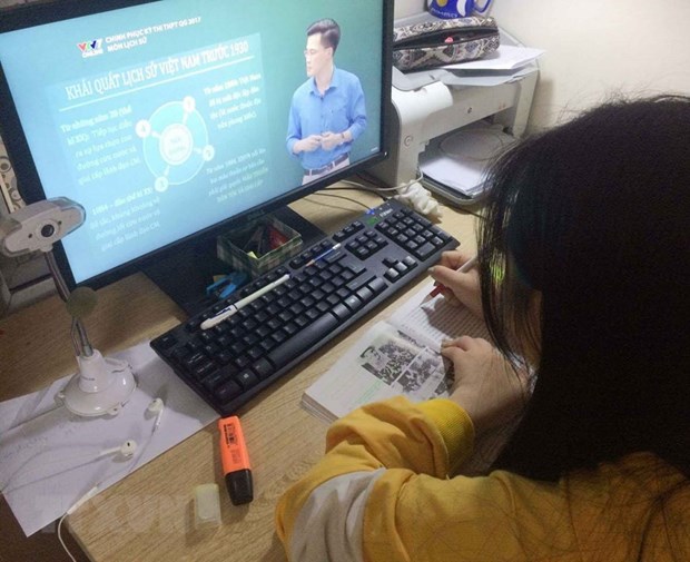 Học sinh học trực tuyến qua Internet. (Ảnh: TTXVN)