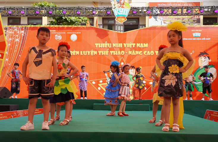 Một tiết mục trình diễn trang phục tự thiết kế của các em học sinh.