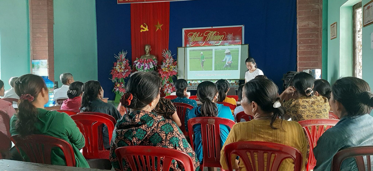 (QBĐT) - Nhằm giúp bà con nông dân chủ động phòng trừ sâu bệnh hại lúa, từ nguồn chính sách nông nghiệp và phát triển nông thôn (PTNT), vừa qua, Chi cục Trồng trọt và Bảo vệ thực vật (Sở Nông nghiệp-PTNT) đã mở 30 lớp tập huấn phổ biến kiến thức phòng trừ sâu bệnh cho bà con nông dân trên địa bàn các huyện, thị xã, thành phố với 1.200 lượt người tham gia.