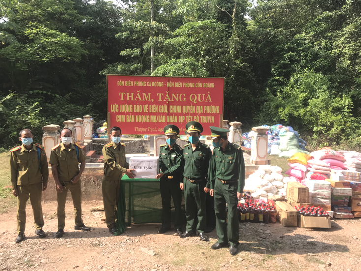 Đồn Biên phòng  Cà Ròong và Cồn roàng, BĐBP Quảng Bình tặng quà chúc tết cán bộ, chiến sĩ đồn Công an Noọng Mạ, tỉnh Khăm Muộn (Lào).