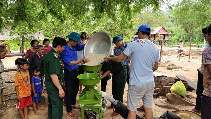Rất đông bà con người Bru-Vân Kiều háo hức xem máy xay nghiền “đa năng” hoạt động.
