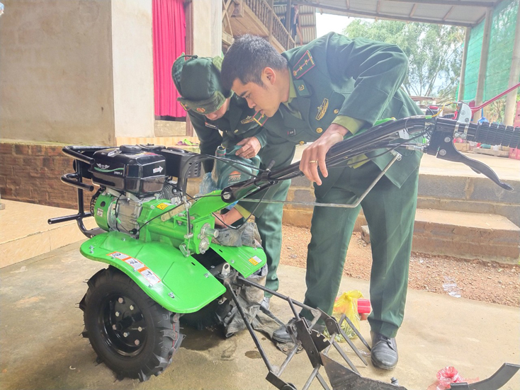 Bộ đội Biên phòng Đồn Làng Mô lắp ráp máy cày cho bà con.