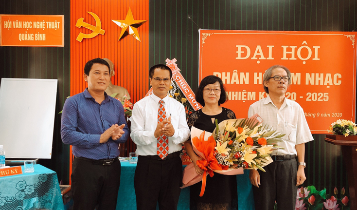  Nhạc sỹ Dương Nguyệt Ánh trong ngày đảm nhận cương vị Phân hội trưởng Phân hội Âm nhạc Quảng Bình