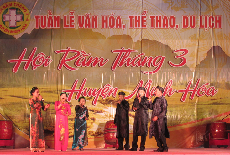 Trình diễn hò thuốc cá ở Hội rằm tháng ba Minh Hóa.