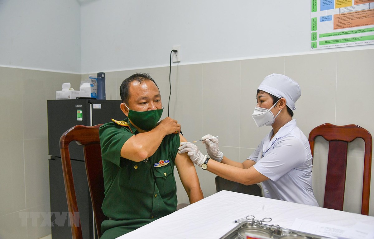 Tiêm vaccine phòng COVID-19, đợt 1 năm 2021 cho cán bộ, chiến sỹ Bệnh viện Quân y 121 - Cục Hậu cần Quân khu 9. (Ảnh: TTXVN)