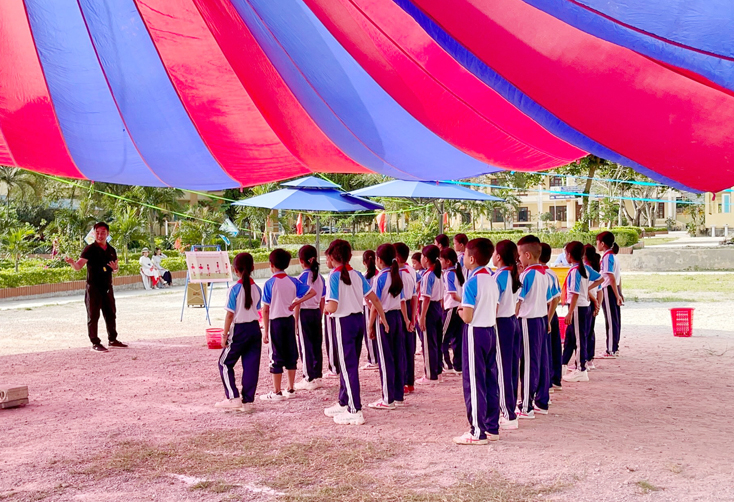 Giáo viên thực hành tiết dạy (môn Thể dục) tại Trường tiểu học Hoa Thủy (Lệ Thủy).
