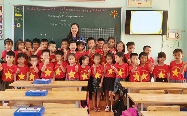 Giáo viên và học sinh phấn khởi khi hoàn thành phần thi thực hành tiết dạy.