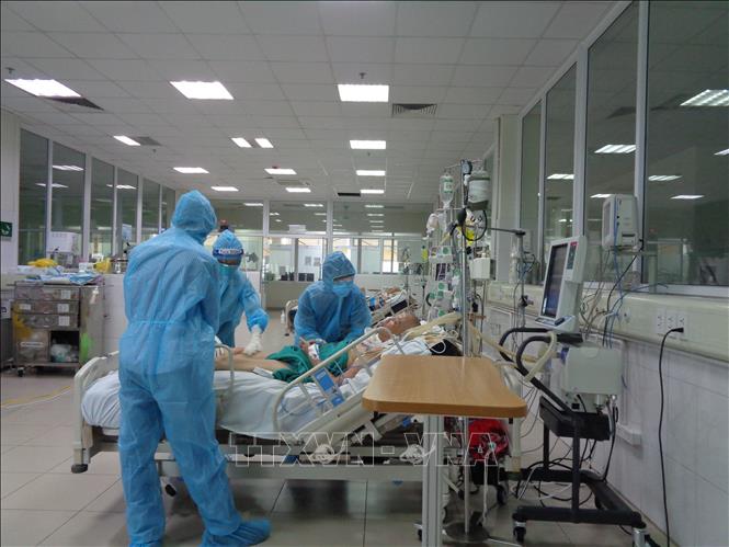  Các bác sĩ Bệnh viện Bệnh nhiệt đới Trung ương chăm sóc bệnh nhân COVID-19. Ảnh: TTXVN